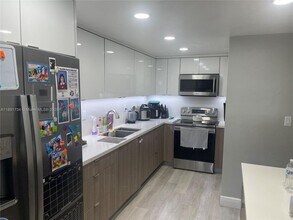 10090 NW 80th Ct in Hialeah Gardens, FL - Foto de edificio - Building Photo