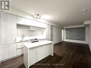 2 David Eyer Rd in Richmond Hill, ON - Building Photo - Building Photo