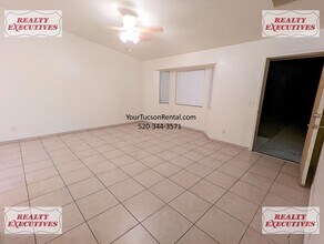 1960 W Greenleaf Dr in Tucson, AZ - Building Photo - Building Photo
