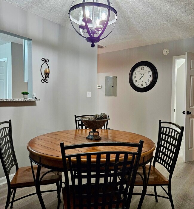 4815 Tanglewood Oaks St in Raleigh, NC - Foto de edificio - Building Photo