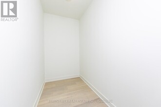 11-3711 Yorkville Ave in Toronto, ON - Building Photo - Building Photo