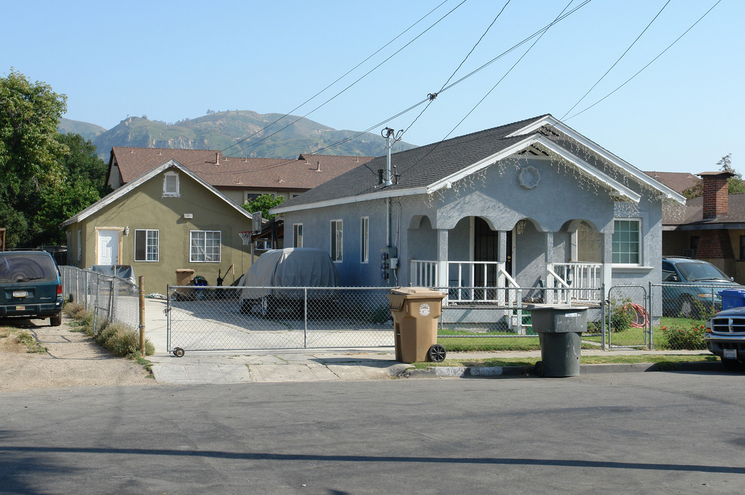 220 E Ventura St in Santa Paula, CA - Building Photo