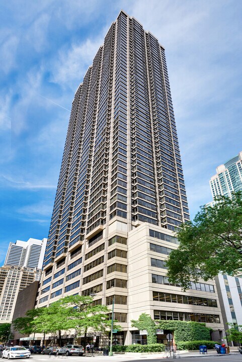 30 E Huron St in Chicago, IL - Building Photo