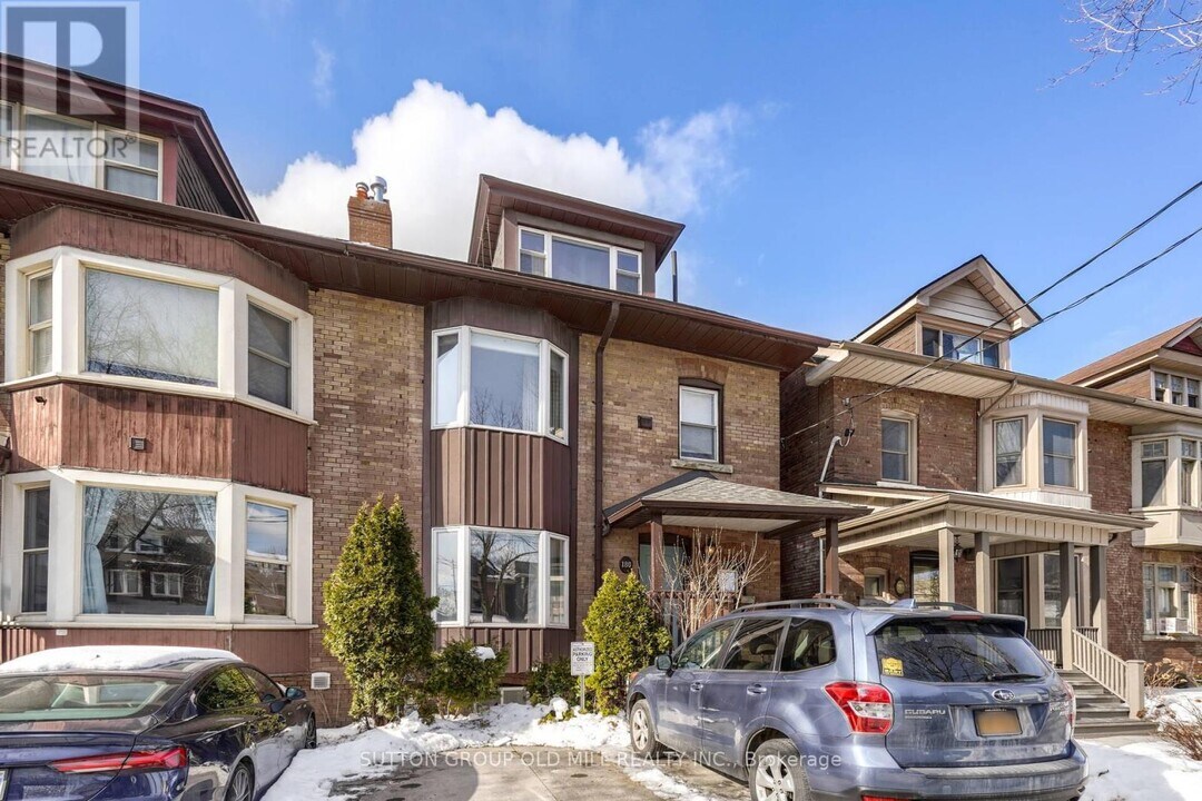 180 Madison Ave in Toronto, ON - Building Photo