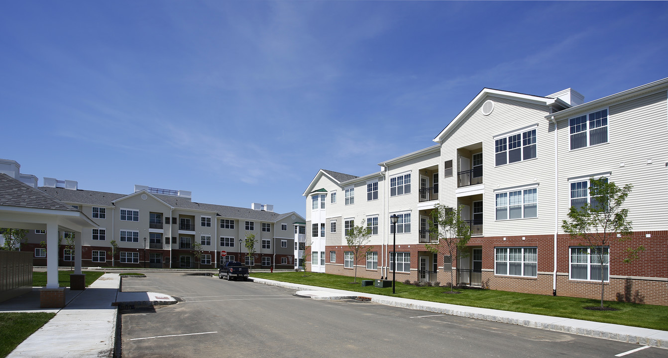 Camelot at Marlboro in Morganville, NJ - Foto de edificio