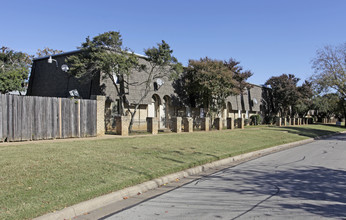 Town North Studio Apartments in Arlington, TX - Building Photo - Building Photo