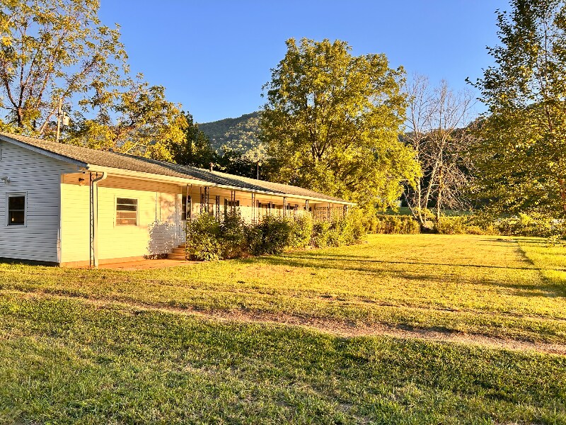 1573 Leatherman Gap Rd in Franklin, NC - Building Photo