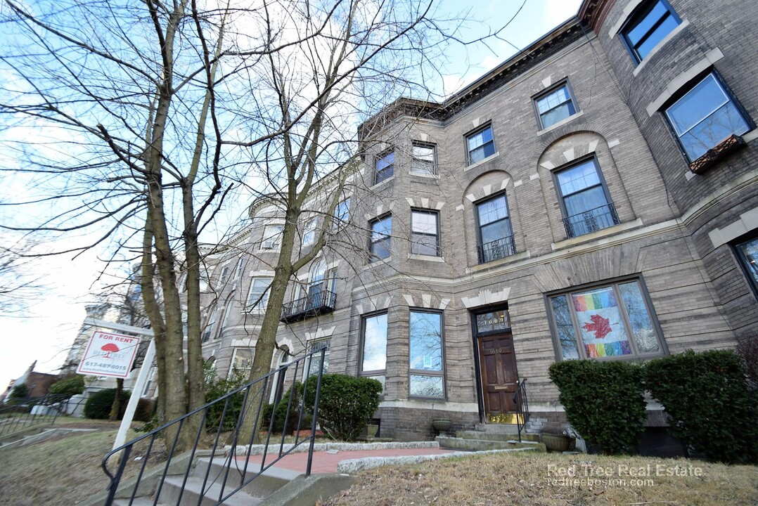 1689 Beacon St, Unit 3 in Brookline, MA - Building Photo