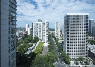 1355 N Sandburg Terrace in Chicago, IL - Foto de edificio - Building Photo