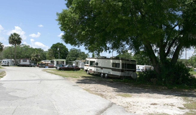 8441 Us Highway 301 S in Riverview, FL - Foto de edificio - Building Photo