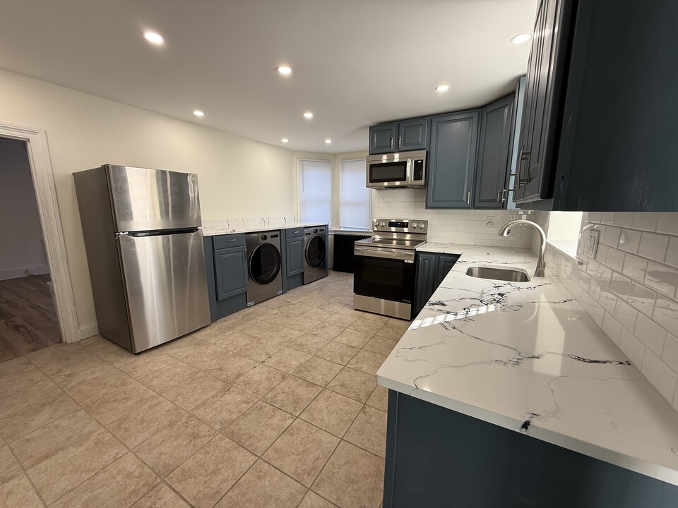 7 Hilltown Pike in Line Lexington, PA - Building Photo