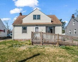 5184 Catherine St in Maple Heights, OH - Building Photo