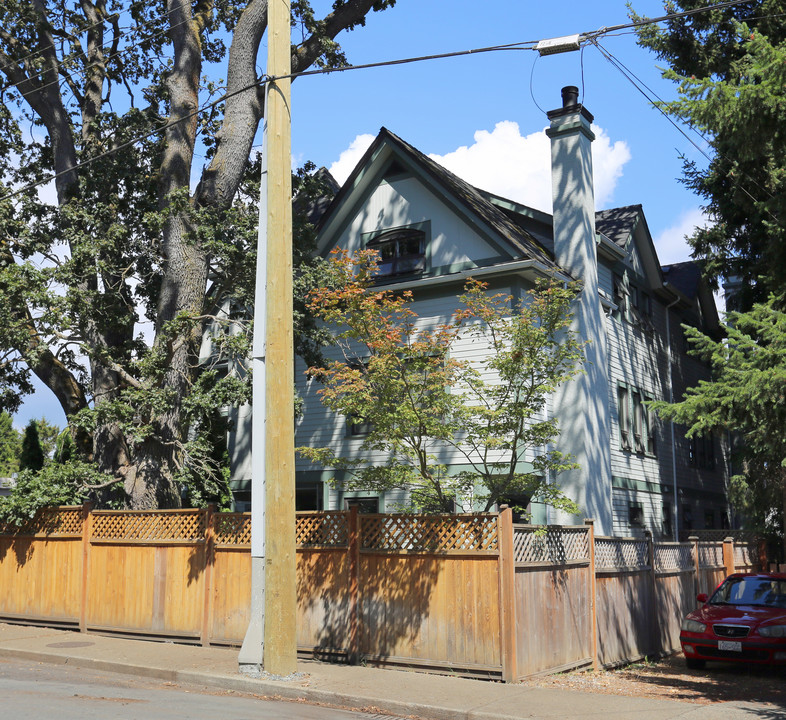 1720-1728 Leighton Rd in Victoria, BC - Building Photo