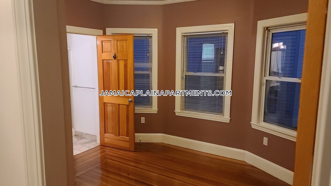 200 Hyde Park Ave-Unit -1 in Boston, MA - Building Photo