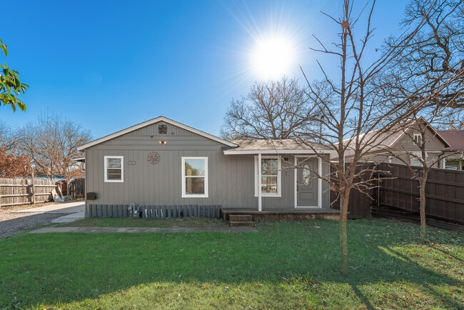 303 W Broad St in Mansfield, TX - Foto de edificio - Building Photo