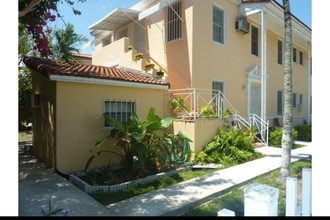 Altos del Mar in Miami Beach, FL - Building Photo - Building Photo