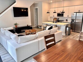 958 Highland Sound Ln in Houston, TX - Building Photo - Building Photo