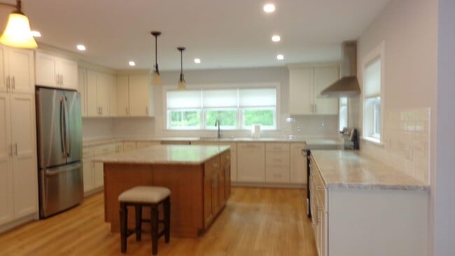 112 Parkside Rd in New London, NH - Building Photo - Building Photo