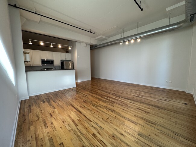 1224 W Van Buren St, Unit 610 in Chicago, IL - Building Photo - Building Photo