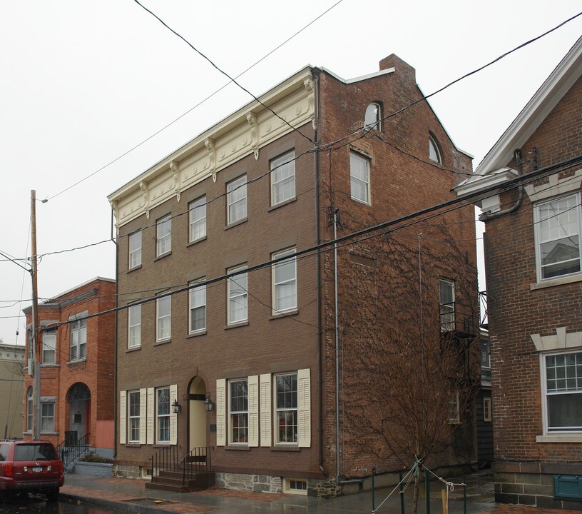 32 N Ferry St in Schenectady, NY - Building Photo