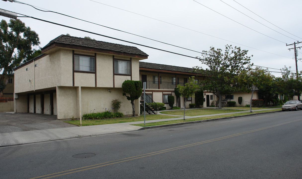 16142 Parkside Ln in Huntington Beach, CA - Foto de edificio