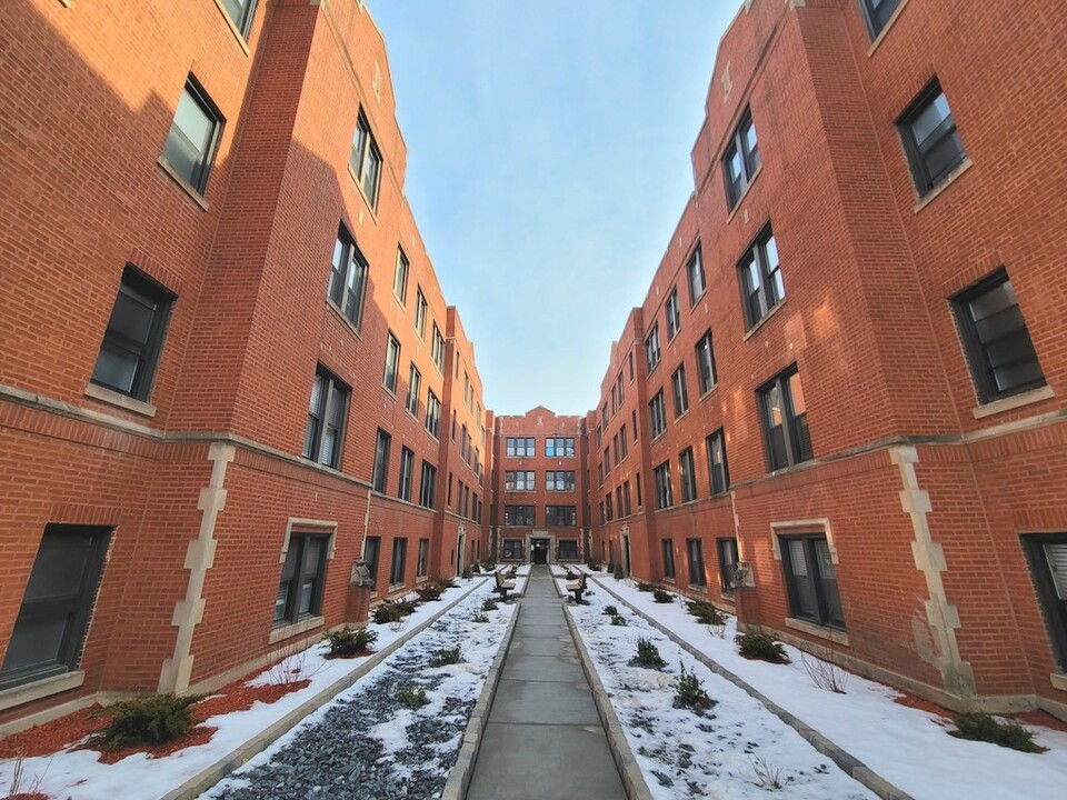 3936 N Janssen Ave in Chicago, IL - Building Photo