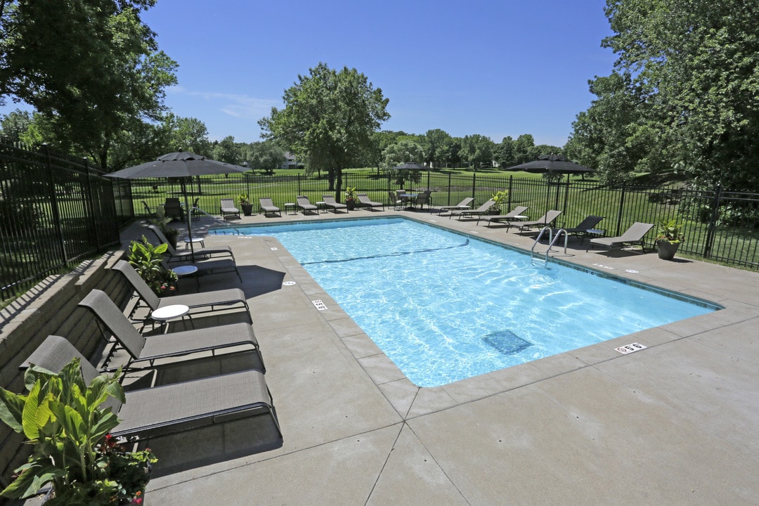 Shadow Green Apartments in Eden Prairie, MN - Building Photo