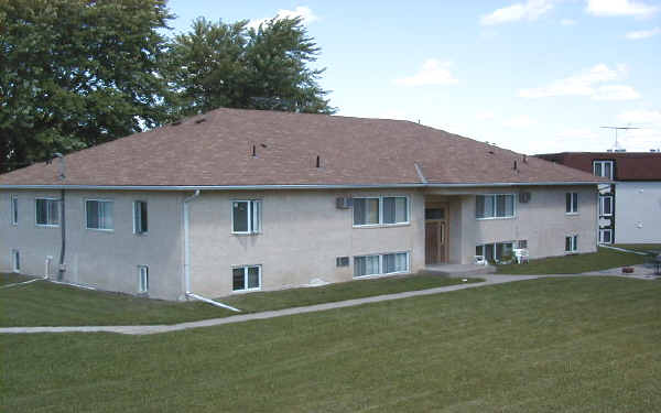 205 Newton Ave NE in Watertown, MN - Foto de edificio - Building Photo