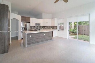 10889 NW 58th Terrace in Doral, FL - Building Photo - Building Photo