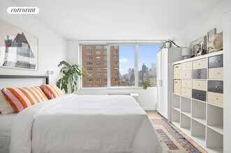 353 E 72nd St in New York, NY - Building Photo - Building Photo