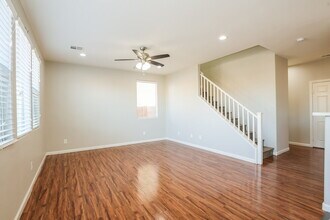 5836 Sierra Cliff St in North Las Vegas, NV - Foto de edificio - Building Photo