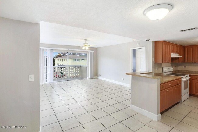 223 Columbia Dr in Cape Canaveral, FL - Foto de edificio - Building Photo