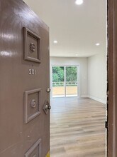 1835 CAMDEN AVE. LP in Los Angeles, CA - Building Photo - Interior Photo