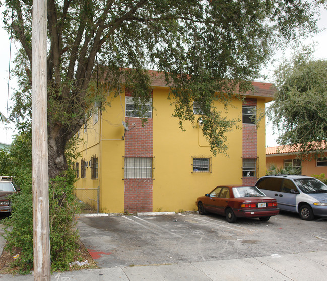 51 NW 17th Pl in Miami, FL - Foto de edificio - Building Photo