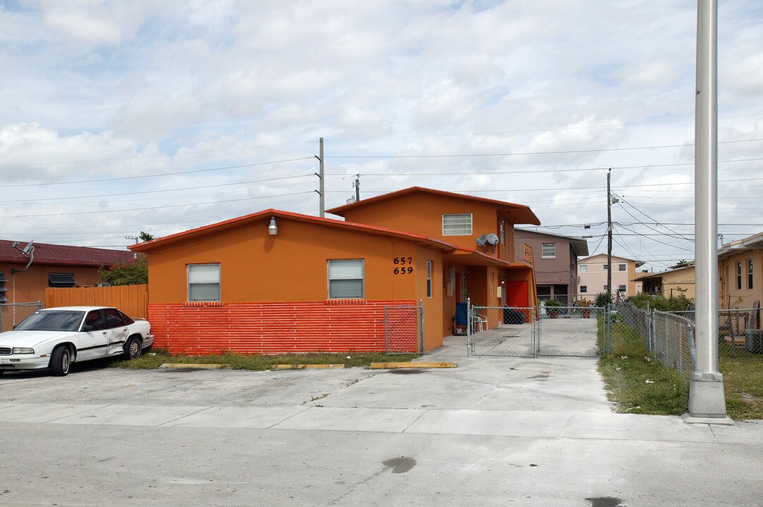 657-659 W 28th St in Hialeah, FL - Foto de edificio