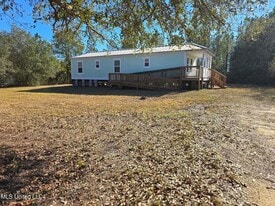 2079 Pine Hill Rd in Kiln, MS - Building Photo