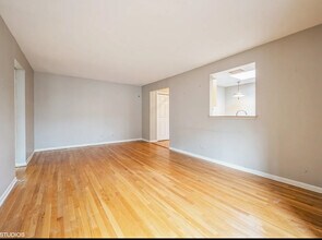 2336 N Commonwealth Ave, Unit 406 in Chicago, IL - Foto de edificio - Building Photo