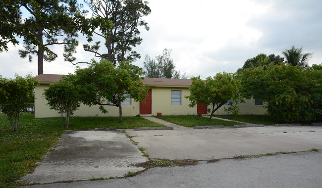 4593 Coconut Rd in Lake Worth, FL - Foto de edificio - Building Photo