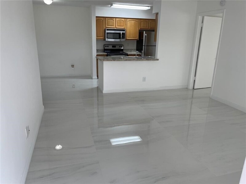 10330 NW 8th St in Pembroke Pines, FL - Building Photo