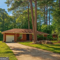 2913 Horse Shoe Dr in Atlanta, GA - Building Photo