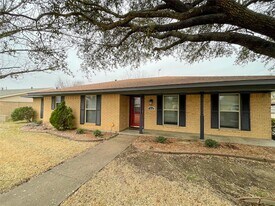 1714 Crescent Dr in Sherman, TX - Building Photo
