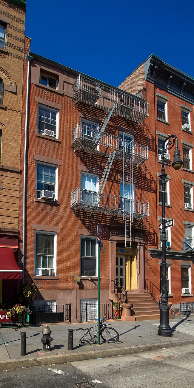 599 Hudson St in New York, NY - Building Photo - Building Photo