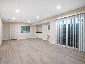 Sunset Cliffs Apartments in Vista, CA - Foto de edificio - Building Photo