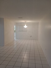 12201 SW 82nd Ave in Pinecrest, FL - Foto de edificio - Building Photo