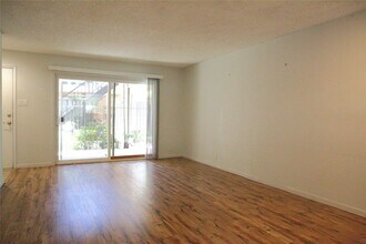 5323 Fleetwood Oaks Ave, Unit 156 in Dallas, TX - Foto de edificio - Building Photo