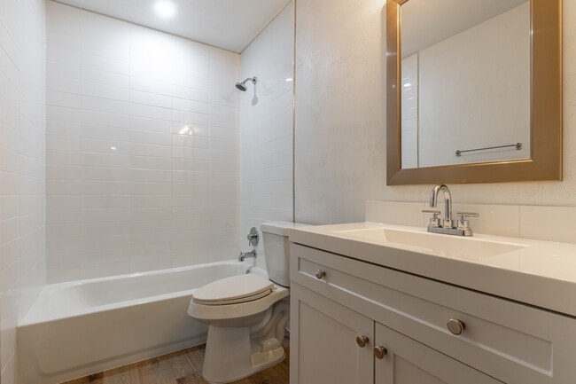 Swissaire Apartments in Dallas, TX - Building Photo - Interior Photo