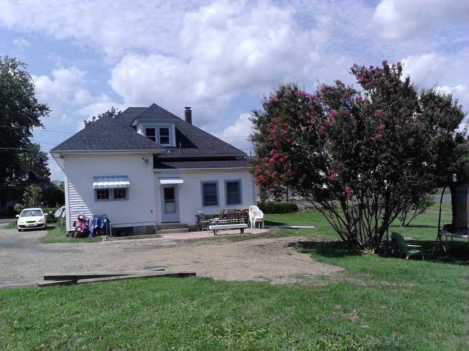 Marshall Apartments in Marshall, VA - Building Photo