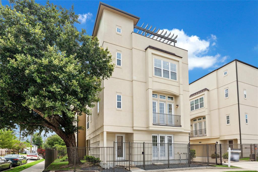 104 W Drew St in Houston, TX - Building Photo