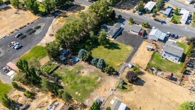 7887 Dahl Rd NE in Moses Lake, WA - Foto de edificio - Building Photo