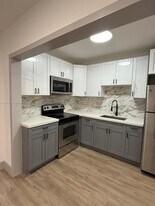 6790 SW 17th St in Miami, FL - Building Photo